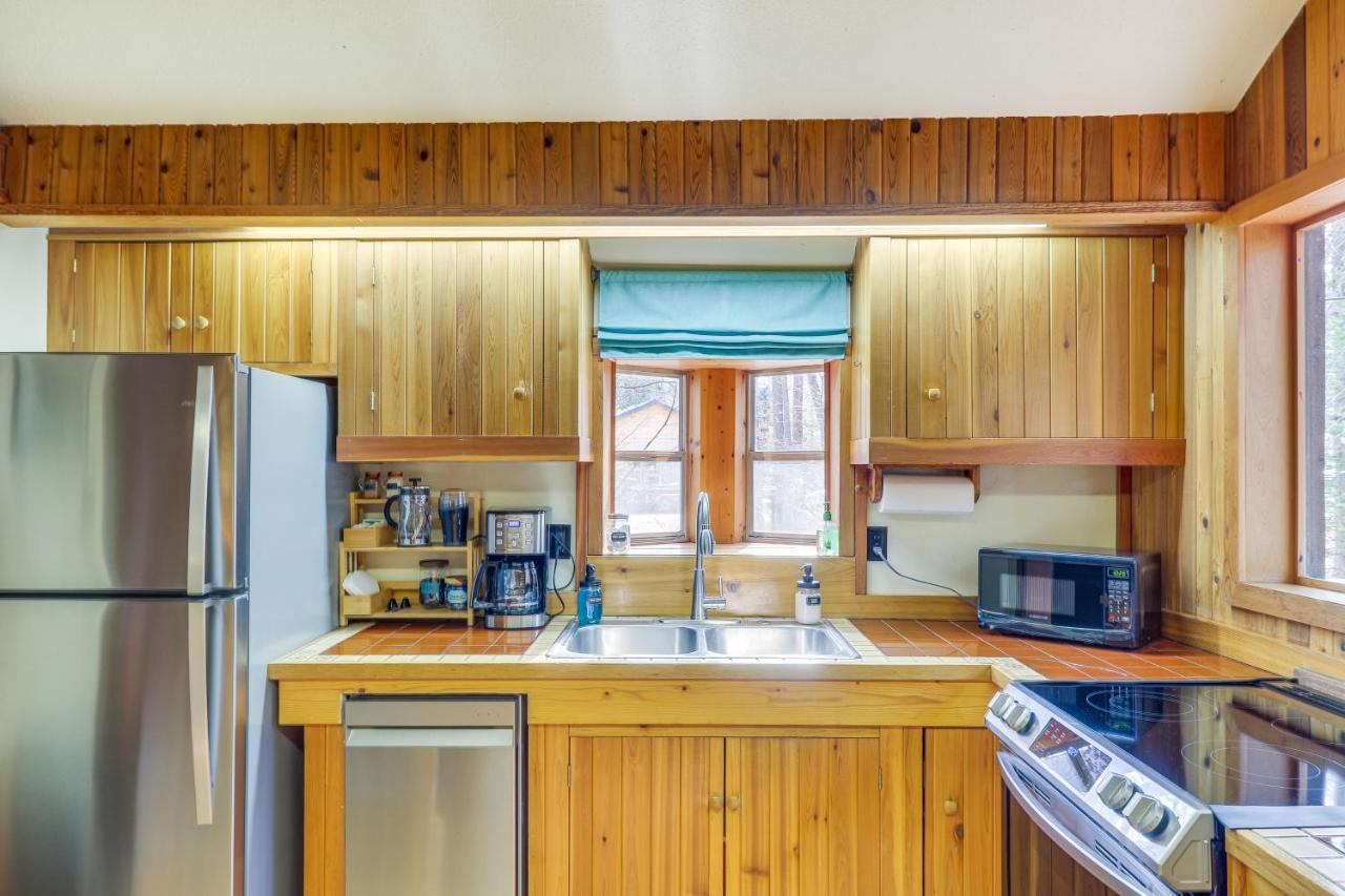 Holiday home With Gas Grill, Near Glacier!